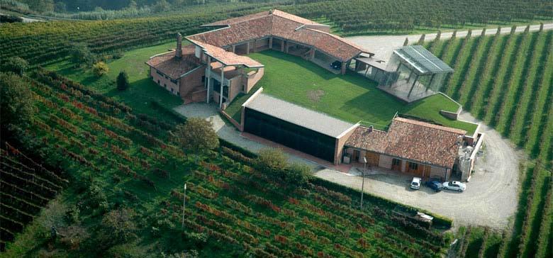 I luoghi della produzione vinicola e la reinvenzione del capannone agricolo Cascina Adelaide Via Aie Sottane 14, Barolo (CN) La Cascina Adelaide si trova a valle di un dolce pendio vitato.