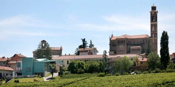 Cantina Bricco Rocche via Alba Monforte, Castiglione Falletto (CN) Cantina Bricco Rocche, si trova sul crinale della collina di Castiglione Falletto, in una posizione con vista privilegiata sui