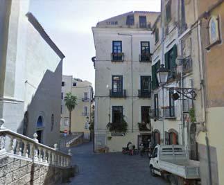 Appartamento posto al 1 piano dell edificio storico di via G. Guarna n. 13. E composto da 2 stanze, cucina e bagno, per una superficie utile di circa mq 63,55.