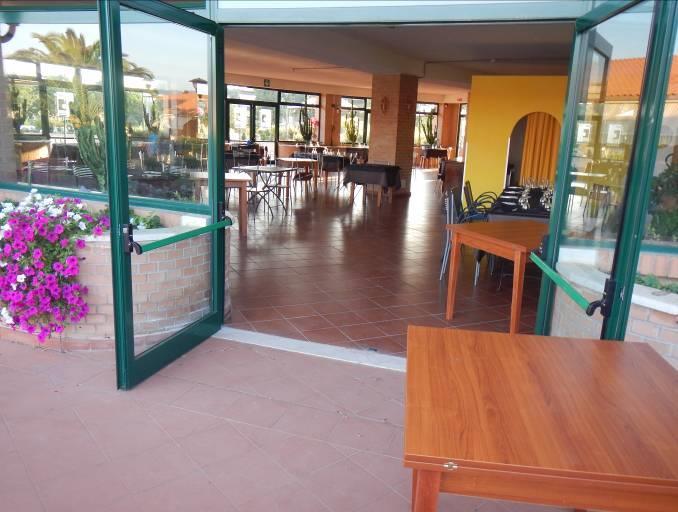 Il ristorante è accessibile in piano, con pavimentazione liscia in piastrelle.