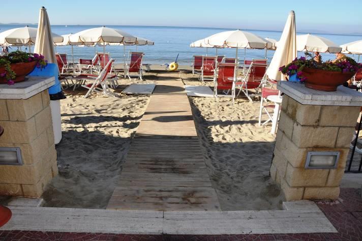 Le spiagge sono accessibili tramite passerella in pvc, che conduce a c.a. 10 m dal bagnasciuga, e fino alle postazioni di ombrellone riservate per i clienti con disabilità motoria.