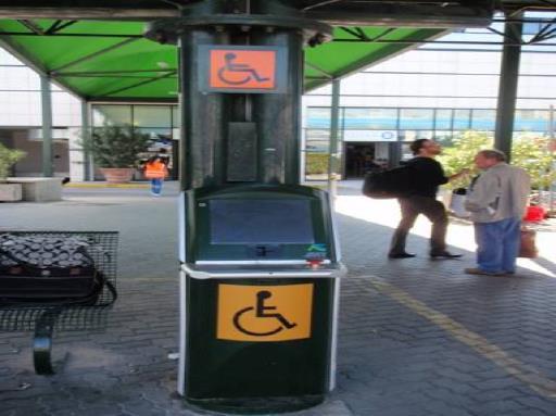 All aeroporto l imbarco/sbarco del passeggero con mobilità ridotta viene effettuato con ambulift, un mezzo speciale dotato di rampa - lounge