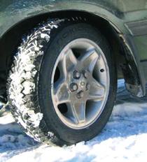 È utile controllare che: le condizioni degli pneumatici siano adeguate al viaggio da intraprendere: nel caso di neve e ghiaccio è necessario disporre di pneumatici da neve ben scolpiti o catene a