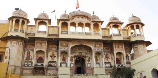 GIORNO 5 BIKANER JAIPUR (7 h soste escluse) La mattina visita al Forte Junagarth, la cittadella fortificata con gli antichi palazzi del Maharaja, dagli interni particolarmente ricchi.