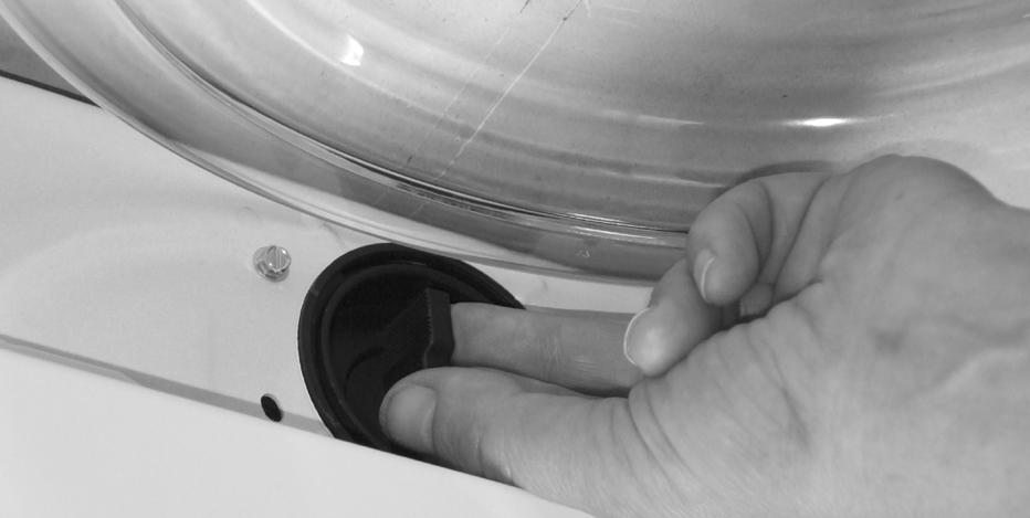 Rifissare il tubo di scarico d emergenza nella fascetta, o spingerlo indietro nella base della lavatrice (in base al modello). 8. Disporre un panno di cotone assorbente (es.