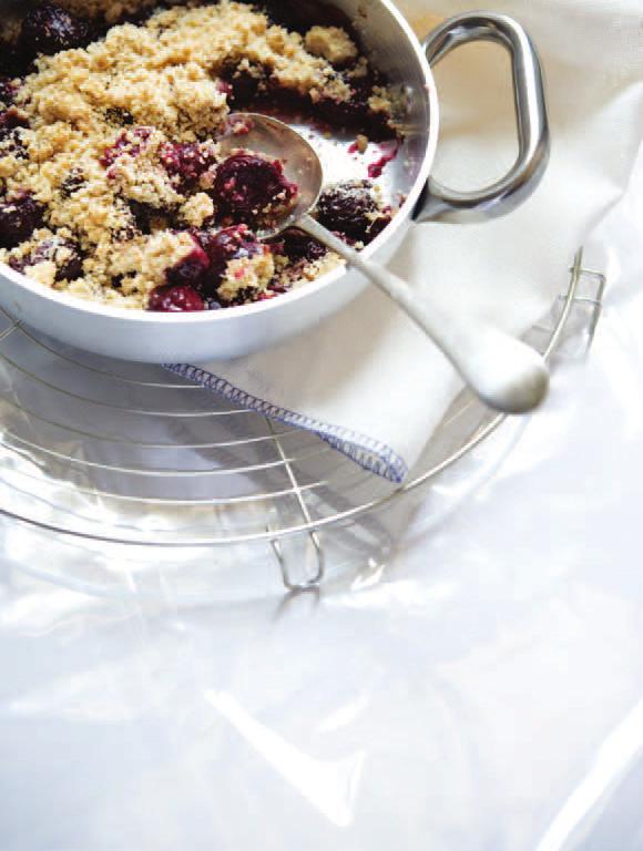 alle ciliegie 1 Preparato per Crumble, 70 g di burro, 700 g di ciliegie. Accendere il forno a 180 C.