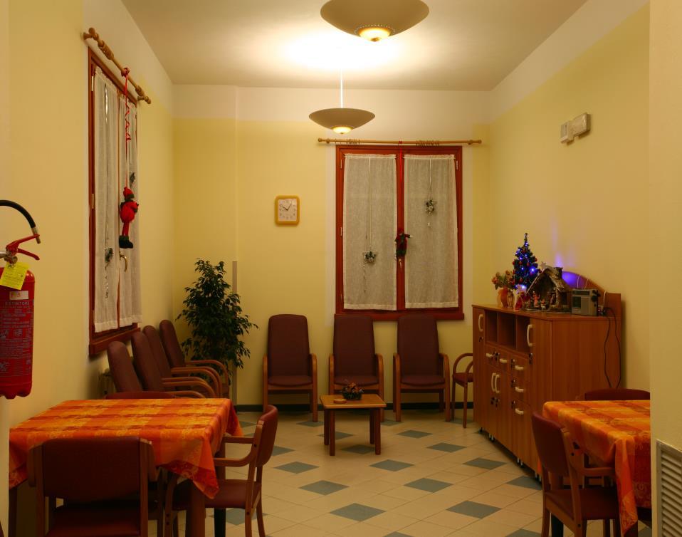 Ogni nucleo ha un suo salotto con TV, una sala pranzo, un locale per il bagno assistito con vasca ad ultrasuoni ed una guardiola per il monitoraggio e la sorveglianza da parte del