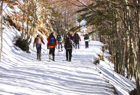 Ciaspolata a Foce a Giovo E importante sapere che L ambiente invernale è del tutto particolare poiché la neve è un elemento di difficile interpretazione e molto instabile e quindi con alto rischio.