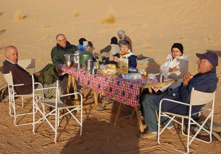 Per il mezzogiorno si effettuerà un sosta per il pranzo in semplici ristorantini locali. Nel deserto pranzi a picnic.