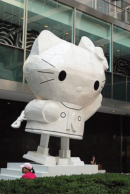 sequenza degli scatti): una gigantesca Hello Kitty - ora demolita -