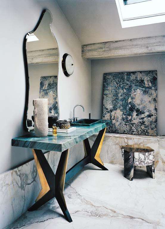 Nella stanza da bagno tutto è su disegno: dal mobile lavabo al rivestimento del pavimento, in un antico marmo Calacatta,