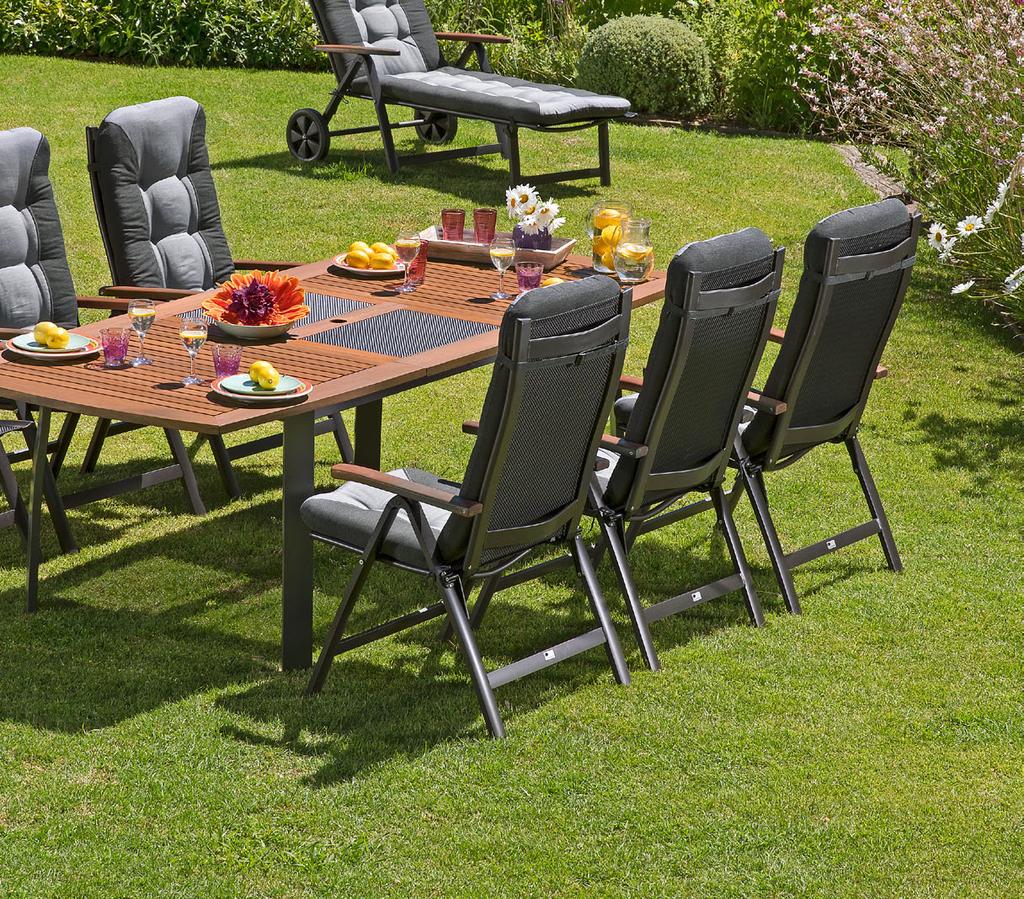 Mobili da giardino Con tavolo e sedie forma un trio perfetto per il relax sotto il sole.