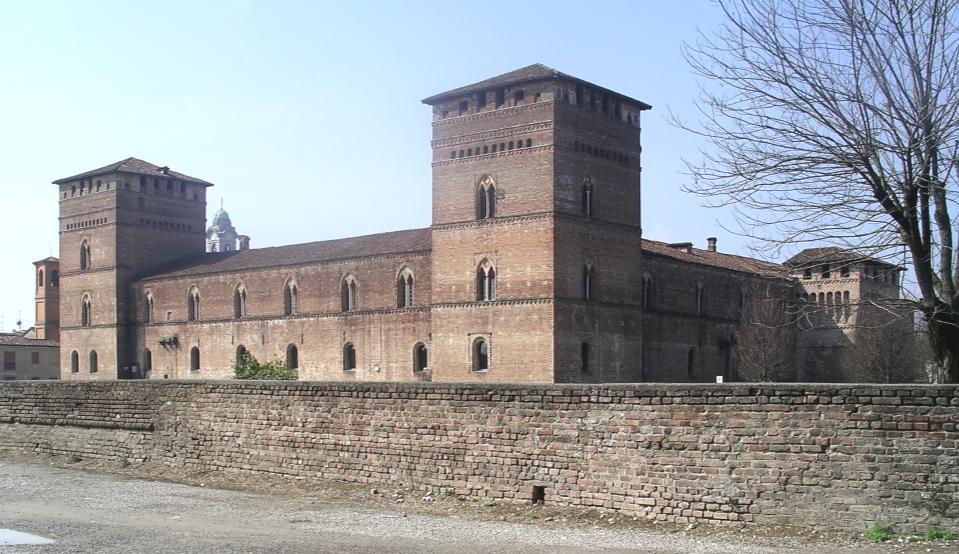 PANDINO Costruito probabilmente a partire dal 1355 circa, il castello di Pandino è stato voluto dal signore di Milano Bernabò Visconti come residenza di caccia, in una zona all epoca ancora ricca di