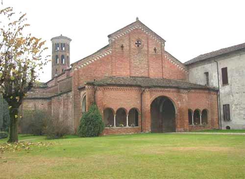 ABBADIA CERRETO L abbazia fu costruita dai monaci cistercensi sopra una precedente fondazione del 1084.