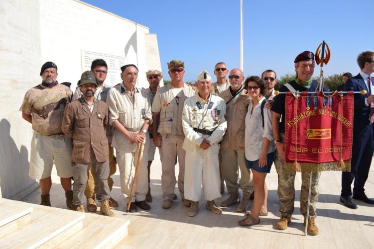 All ingresso abbiamo incontrato il labaro della Piccola Caprera, l epopea di Bir El Gobi ed il sacrificio di