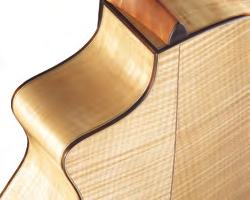 Tavola in abete massello Europeo o cedro di prima scelta, tastiera in ebano caratterizzata dall elegante intarsio di una libellula sul 12 tasto. Completa di astuccio rigido deluxe.