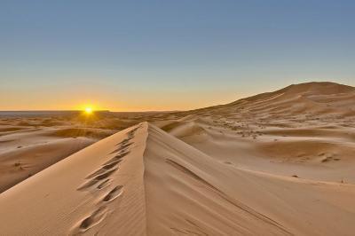 Giorno 7: Midelte - Gorges du Ziz - Source Bleu de Mesky - Erfoud - Merzouga Attraversiamo la parte orientale dell Alto-Atlas passando per il colle di Tizi n Talghoumte (1907 m), uno dei tre colli