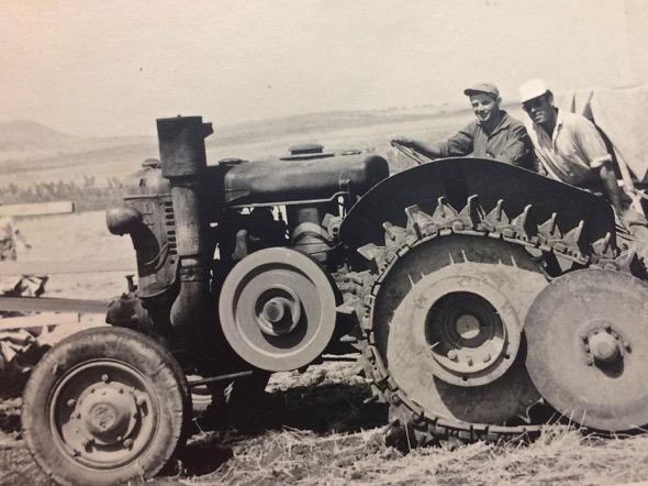 La sua famiglia possiede e noleggia macchine agricole.