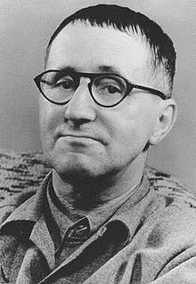 La rottura della «quarta parete» Opponendosi al Naturalismo di Antoine, il tedesco Bertolt Brecht (1898-1956) auspicava un teatro che rompesse l impenetrabilità della «quarta parete» Il testo deve
