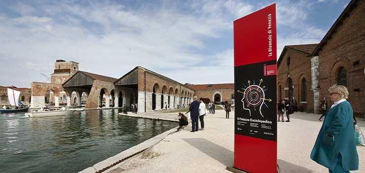 Circa un quarto del grandioso stabilimento è utilizzato oggi per esposizioni d arte contemporanea in occasione della Biennale di Venezia.