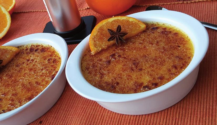 Crème brûlée speziata Ingredienti: 250 g di panna fresca 1 bacca di vaniglia 1 pizzico di cannella 1 pizzico di cardamomo 1 pizzico di anice stellato 1 pizzico di zenzero la buccia