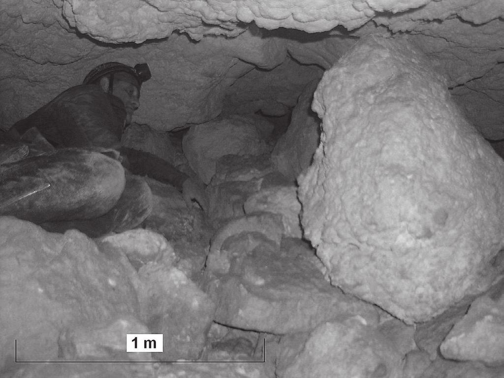 Fig. 11 - Grotta del Corvo. Ambiente caratterizzato da notevoli accumuli di crollo.