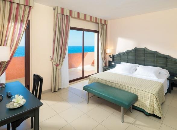 Junior Suites: spaziose suite con un area notte, un soggiorno indipendente con divano letto e terrazza con vista sul mare e/o sulla piscina.