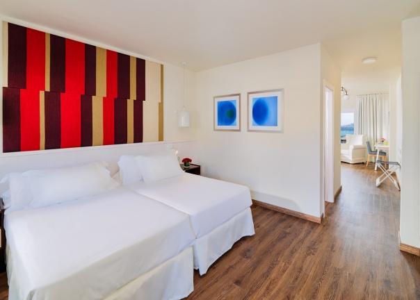 ): spaziose suite appena rinnovate con un design contemporaneo. Comprendono una camera da letto e un soggiorno indipendente con divano letto.