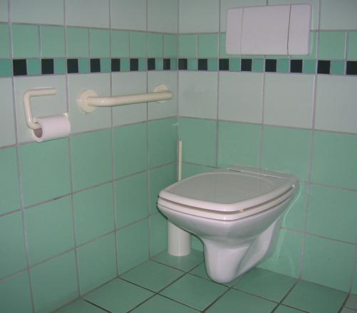 Citt Accessibile.qxp 24/07/2007 21.57 Pagina 10 Il wc e il lavabo sospesi da terra permettono i dovuti spazi di manovra alla carrozzina e facilitano l accostamento.