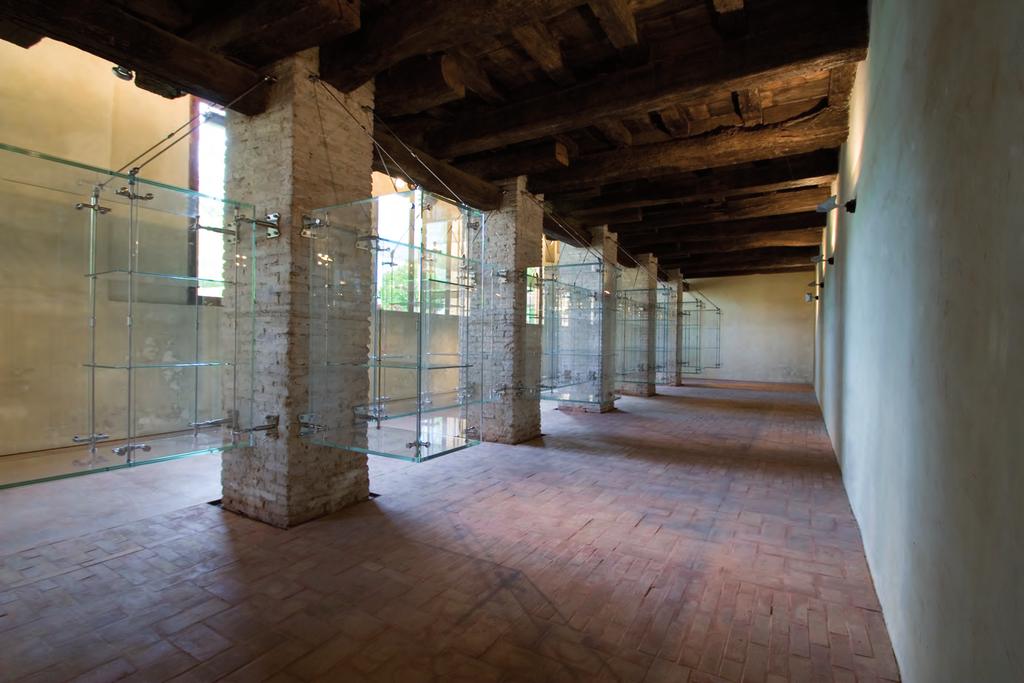 MUSEO CIVICO Trasparenze sospese In questo articolo presentiamo la relazione tecnica del progetto del Museo Civico e Archeologico del castello di Belriguardo, a Voghiera.