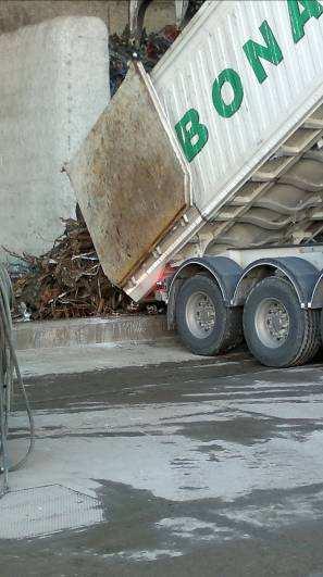 Esempio 1 Durante l operazione di scarico di un camion con cassone alzato, il Sig.