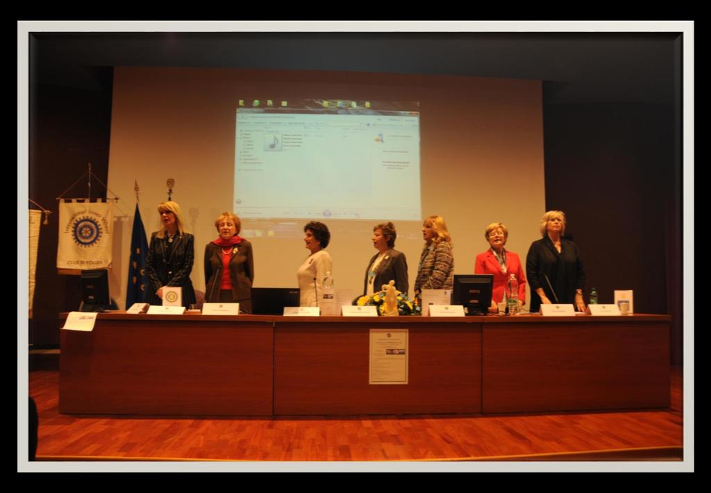 Gli Inni Onore alle Bandiere. Da sinistra: la Past Presidente del club di Foggia, Emilia Soranna, La IIW Board Director Luisa Vinciguerra, La Presidente del C.N.