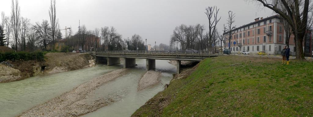 Torrente Baganza a valle del Ponte Nuovo, (situazione ante lavori) Lavori in progetto: sagomatura alveo e sponde per aumentare l officiosità idraulica delle luci del ponte;