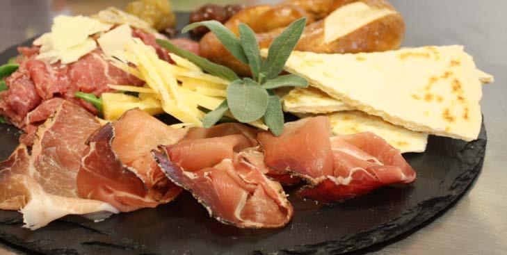 Taglieri 9,50 Tagliere Tradizionale: prosciutto crudo di Parma, salame, mortadella, pancetta, ciccioli, pecorino e squacquerone serviti con cestino di