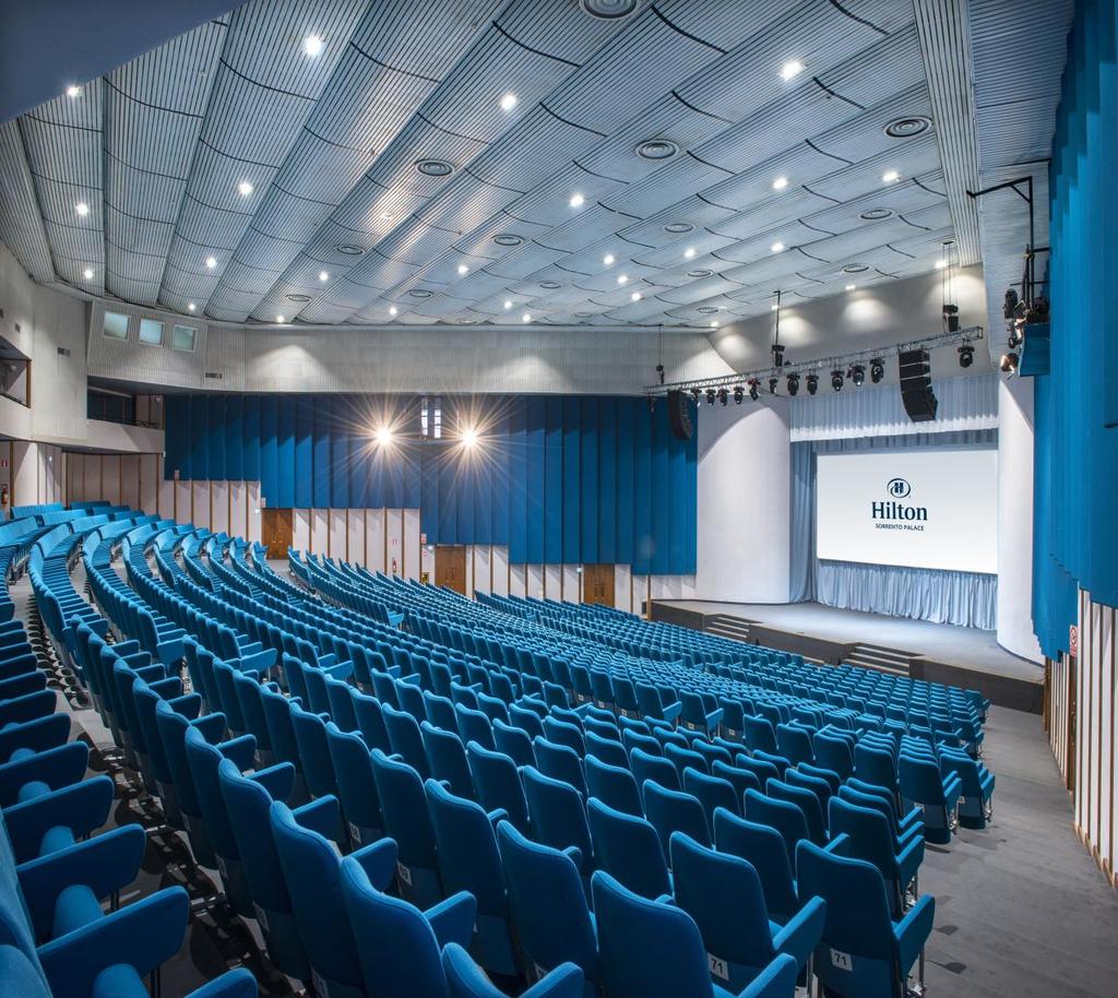 AUDITORIUM SIRENE Auditorium con poltroncine fisse fino a 1500 persone, a teatro e 650 persone a banchi scuola. Nel costo della sala è inclusa la seguente attrezzatura di base: Schermo frontale m.