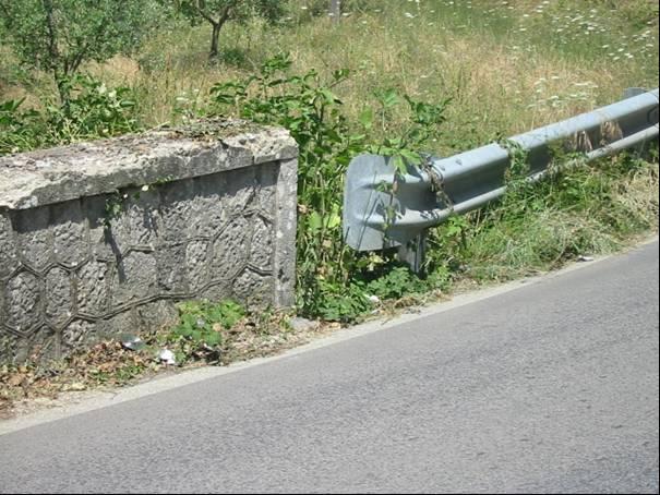 Figura 59 Barriera metallica e muro in pietra non collegati: