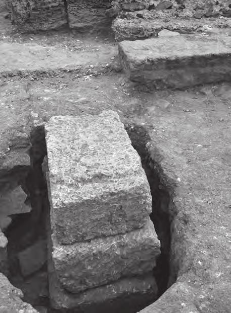 3. La realizzazione della corte del tempio di età medio imperiale Defunzionalizzate le strutture pertinenti alle fasi precedenti, si avviarono i riporti di materiale per colmare gli avvallamenti più
