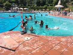 Durante la mattina abbiamo giocato con i nostri animatori nella piscina grande facendo i tuffi e altri giochi.