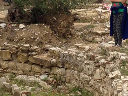 Gli archeologi hanno mostrato ai ragazzi un pozzo in pietra, di forma circolare con un anello intorno che serviva per
