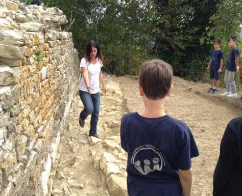 Gli archeologi hanno ritrovato sparsi ovunque blocchi di pietra delle mura precedenti, e scavando, hanno rinvenuto le tracce di un muro di cinta crollato all esterno del castello che era molto, molto