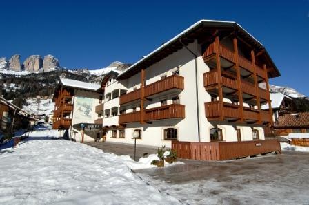 GARNI ARITZ**** 38031 CAMPITELLO DI FASSA (TN) - m 1.440 slm Strèda Sot Ciapiaa, 6 Call Booking Center - Residencehotels nelle Dolomiti tel. 0461/933400 fax 0461/933241 aritz@residencehotel.it www.