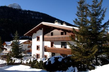 RESIDENCE LORES*** 39048 SELVA GARDENA (BZ) - m 1.465 slm Strada Col da Lech, 68 Call Booking Center - Residencehotels nelle Dolomiti tel. 0461/933400- fax 0461/933241 lores@residencehotel.it www.