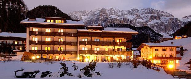 HOTEL ANTARES**** 39048 SELVA VAL GARDENA (BZ) - m 1.563 slm Via Meisules, 195 Call Booking Center Residencehotels nelle Dolomiti tel. 0461/933400 fax 0461/933241 antares@residencehotel.it - www.