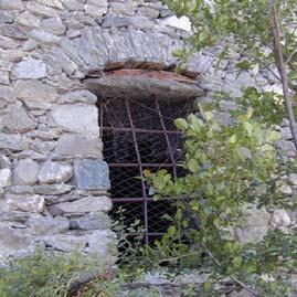 Destinazione d'uso: edificio rurale Grado di utilizzo: in disuso totale ELEMENTI STORICI