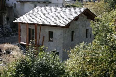 28 a-b All'interno dell'edificio sono ancora presenti le turbine e altri macchinari.