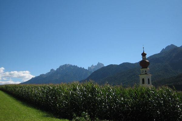 5 giorno: Cortina d Ampezzo Villabassa/Dobbiaco (circa 35 km) La mattinata comincia un transfer che la porta fino a Cortina, da qui comincia il percorso di ritorno verso Dobbiaco lungo la vecchia