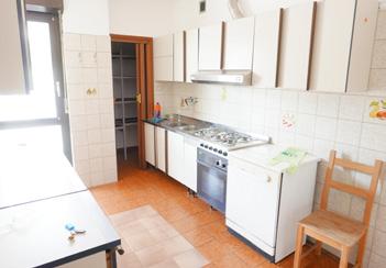 Composto da: ingresso, soggiorno, cucinino, camera matrimoniale, bagno e cantina con finestra.