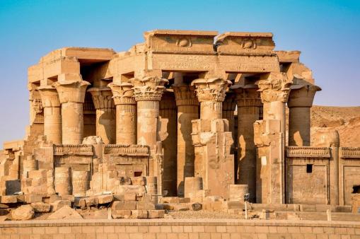 recinti sacri, statue, spettacolari sale colonnate, templi dedicati a diverse divinità, in pratica una summa dell architettura e dell arte dell Antico Egitto.