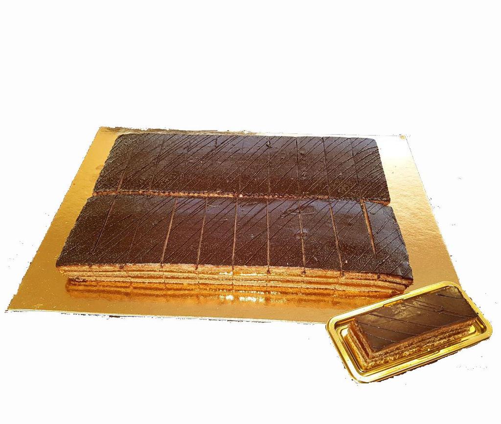 SACHER Un soffice pan di spagna al cacao si intervalla tra strati di marmellata d albicocca e cioccolato rigorosamente fondente come nella