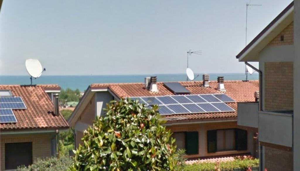 Per tutti gli appartamenti sono previsti impianti con tecnologie innovative: Impianto fotovoltaico autonomo Per la produzione energetica di 3 / 4,5 KW composto da pannelli in vetro colorato istallati